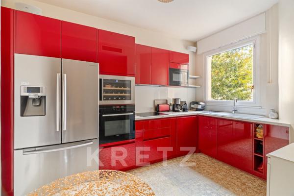 PARIS 8ème - Avenue Montaigne - Face au Plaza Athénée - Excellent état - Traversant