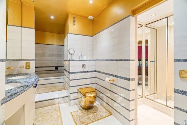 PARIS 8ème - Avenue Montaigne - Face au Plaza Athénée - Excellent état - Traversant