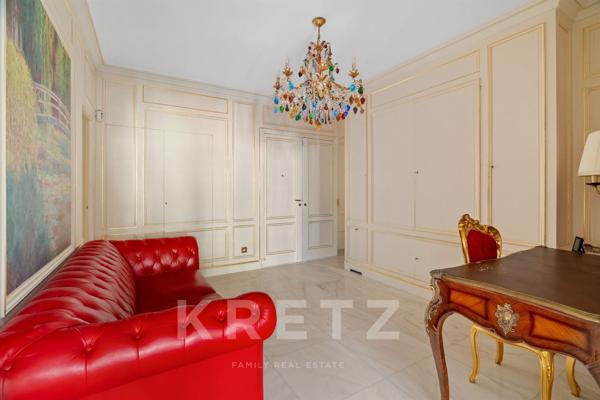 PARIS 8ème - Avenue Montaigne - Face au Plaza Athénée - Excellent état - Traversant