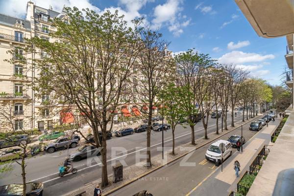 PARIS 8ème - Avenue Montaigne - Face au Plaza Athénée - Excellent état - Traversant