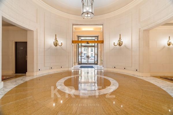 PARIS 8ème - Avenue Montaigne - Face au Plaza Athénée - Excellent état - Traversant