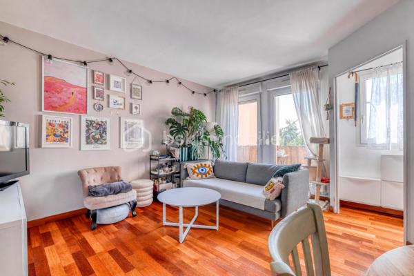 Découvrez ce DUPLEX au CALME situé au 2ème et dernier étage d'une résidence parfaitement entretenue à 8 min de la GARE (RER E) à pied - proche des écoles et commerces.

Il est composé d'une ENTRÉE, d'un SÉJOUR lumineux avec accès au BALCON, d'une CUISINE indépendante, et d'un WC.
À l'étage, un PALIER avec rangements, 2 CHAMBRES, dont une avec BALCON, une SALLE DE BAINS avec WC.

Une CAVE et une PLACE DE PARKING en sous-sol complètent ce bien.

LES PLUS :
• DUPLEX offrant une vraie séparation entre les espaces de vie et de nuit.
• 2 BALCONS.
• CAVE.
• PLACE DE PARKING.
• Résidence avec ASCENSEUR.
• DPE D.

Une vraie vie de quartier où tout se fait à pied : le RER E est à moins de 8 minutes, les écoles et les commerces sont au pied de l'immeuble, le tout porté par l'excellente dynamique immobilière et l'arrivée prochaine de la ligne 15 du Grand Paris Express.

Conseillère ouverte à l'inter-cabinet.