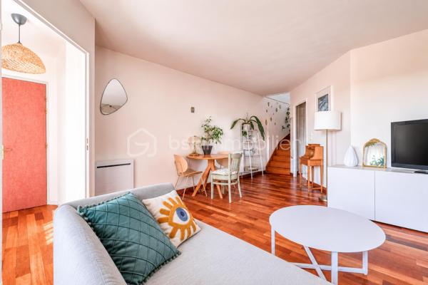 Découvrez ce DUPLEX au CALME situé au 2ème et dernier étage d'une résidence parfaitement entretenue à 8 min de la GARE (RER E) à pied - proche des écoles et commerces.

Il est composé d'une ENTRÉE, d'un SÉJOUR lumineux avec accès au BALCON, d'une CUISINE indépendante, et d'un WC.
À l'étage, un PALIER avec rangements, 2 CHAMBRES, dont une avec BALCON, une SALLE DE BAINS avec WC.

Une CAVE et une PLACE DE PARKING en sous-sol complètent ce bien.

LES PLUS :
• DUPLEX offrant une vraie séparation entre les espaces de vie et de nuit.
• 2 BALCONS.
• CAVE.
• PLACE DE PARKING.
• Résidence avec ASCENSEUR.
• DPE D.

Une vraie vie de quartier où tout se fait à pied : le RER E est à moins de 8 minutes, les écoles et les commerces sont au pied de l'immeuble, le tout porté par l'excellente dynamique immobilière et l'arrivée prochaine de la ligne 15 du Grand Paris Express.

Conseillère ouverte à l'inter-cabinet.
