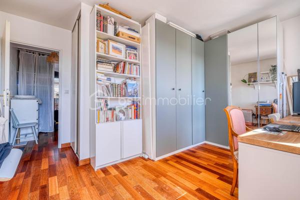 Découvrez ce DUPLEX au CALME situé au 2ème et dernier étage d'une résidence parfaitement entretenue à 8 min de la GARE (RER E) à pied - proche des écoles et commerces.

Il est composé d'une ENTRÉE, d'un SÉJOUR lumineux avec accès au BALCON, d'une CUISINE indépendante, et d'un WC.
À l'étage, un PALIER avec rangements, 2 CHAMBRES, dont une avec BALCON, une SALLE DE BAINS avec WC.

Une CAVE et une PLACE DE PARKING en sous-sol complètent ce bien.

LES PLUS :
• DUPLEX offrant une vraie séparation entre les espaces de vie et de nuit.
• 2 BALCONS.
• CAVE.
• PLACE DE PARKING.
• Résidence avec ASCENSEUR.
• DPE D.

Une vraie vie de quartier où tout se fait à pied : le RER E est à moins de 8 minutes, les écoles et les commerces sont au pied de l'immeuble, le tout porté par l'excellente dynamique immobilière et l'arrivée prochaine de la ligne 15 du Grand Paris Express.

Conseillère ouverte à l'inter-cabinet.