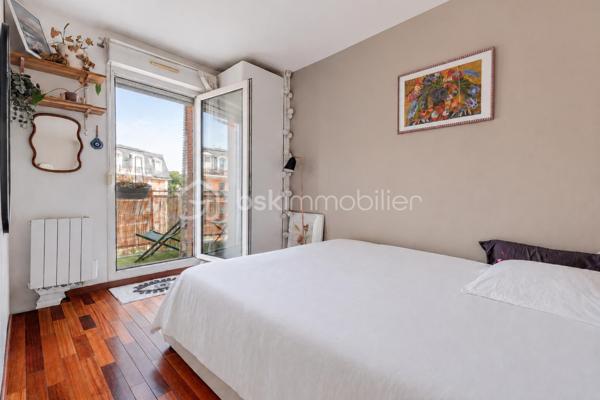Découvrez ce DUPLEX au CALME situé au 2ème et dernier étage d'une résidence parfaitement entretenue à 8 min de la GARE (RER E) à pied - proche des écoles et commerces.

Il est composé d'une ENTRÉE, d'un SÉJOUR lumineux avec accès au BALCON, d'une CUISINE indépendante, et d'un WC.
À l'étage, un PALIER avec rangements, 2 CHAMBRES, dont une avec BALCON, une SALLE DE BAINS avec WC.

Une CAVE et une PLACE DE PARKING en sous-sol complètent ce bien.

LES PLUS :
• DUPLEX offrant une vraie séparation entre les espaces de vie et de nuit.
• 2 BALCONS.
• CAVE.
• PLACE DE PARKING.
• Résidence avec ASCENSEUR.
• DPE D.

Une vraie vie de quartier où tout se fait à pied : le RER E est à moins de 8 minutes, les écoles et les commerces sont au pied de l'immeuble, le tout porté par l'excellente dynamique immobilière et l'arrivée prochaine de la ligne 15 du Grand Paris Express.

Conseillère ouverte à l'inter-cabinet.
