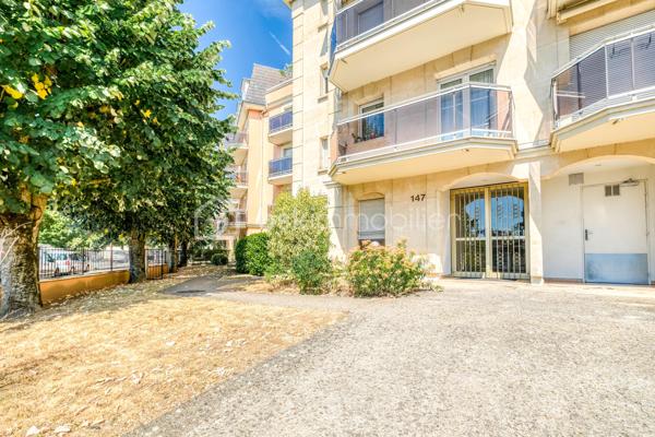 Découvrez ce DUPLEX au CALME situé au 2ème et dernier étage d'une résidence parfaitement entretenue à 8 min de la GARE (RER E) à pied - proche des écoles et commerces.

Il est composé d'une ENTRÉE, d'un SÉJOUR lumineux avec accès au BALCON, d'une CUISINE indépendante, et d'un WC.
À l'étage, un PALIER avec rangements, 2 CHAMBRES, dont une avec BALCON, une SALLE DE BAINS avec WC.

Une CAVE et une PLACE DE PARKING en sous-sol complètent ce bien.

LES PLUS :
• DUPLEX offrant une vraie séparation entre les espaces de vie et de nuit.
• 2 BALCONS.
• CAVE.
• PLACE DE PARKING.
• Résidence avec ASCENSEUR.
• DPE D.

Une vraie vie de quartier où tout se fait à pied : le RER E est à moins de 8 minutes, les écoles et les commerces sont au pied de l'immeuble, le tout porté par l'excellente dynamique immobilière et l'arrivée prochaine de la ligne 15 du Grand Paris Express.

Conseillère ouverte à l'inter-cabinet.