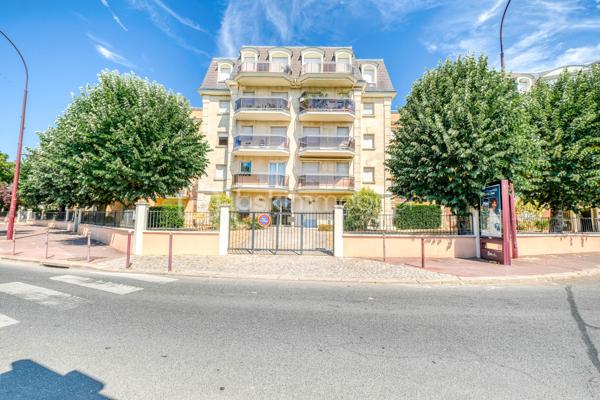 Découvrez ce DUPLEX au CALME situé au 2ème et dernier étage d'une résidence parfaitement entretenue à 8 min de la GARE (RER E) à pied - proche des écoles et commerces.

Il est composé d'une ENTRÉE, d'un SÉJOUR lumineux avec accès au BALCON, d'une CUISINE indépendante, et d'un WC.
À l'étage, un PALIER avec rangements, 2 CHAMBRES, dont une avec BALCON, une SALLE DE BAINS avec WC.

Une CAVE et une PLACE DE PARKING en sous-sol complètent ce bien.

LES PLUS :
• DUPLEX offrant une vraie séparation entre les espaces de vie et de nuit.
• 2 BALCONS.
• CAVE.
• PLACE DE PARKING.
• Résidence avec ASCENSEUR.
• DPE D.

Une vraie vie de quartier où tout se fait à pied : le RER E est à moins de 8 minutes, les écoles et les commerces sont au pied de l'immeuble, le tout porté par l'excellente dynamique immobilière et l'arrivée prochaine de la ligne 15 du Grand Paris Express.

Conseillère ouverte à l'inter-cabinet.