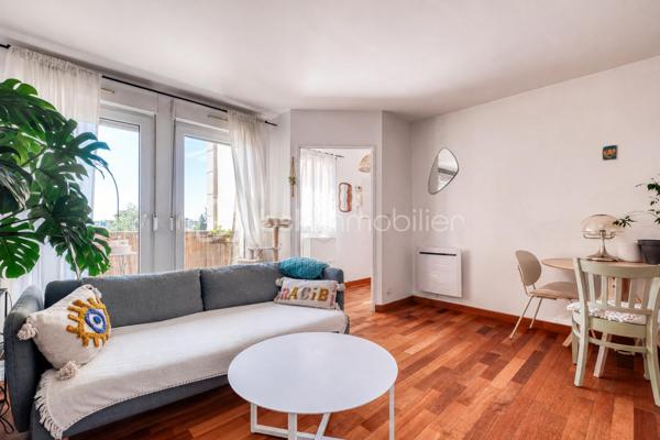 Découvrez ce DUPLEX au CALME situé au 2ème et dernier étage d'une résidence parfaitement entretenue à 8 min de la GARE (RER E) à pied - proche des écoles et commerces.

Il est composé d'une ENTRÉE, d'un SÉJOUR lumineux avec accès au BALCON, d'une CUISINE indépendante, et d'un WC.
À l'étage, un PALIER avec rangements, 2 CHAMBRES, dont une avec BALCON, une SALLE DE BAINS avec WC.

Une CAVE et une PLACE DE PARKING en sous-sol complètent ce bien.

LES PLUS :
• DUPLEX offrant une vraie séparation entre les espaces de vie et de nuit.
• 2 BALCONS.
• CAVE.
• PLACE DE PARKING.
• Résidence avec ASCENSEUR.
• DPE D.

Une vraie vie de quartier où tout se fait à pied : le RER E est à moins de 8 minutes, les écoles et les commerces sont au pied de l'immeuble, le tout porté par l'excellente dynamique immobilière et l'arrivée prochaine de la ligne 15 du Grand Paris Express.

Conseillère ouverte à l'inter-cabinet.