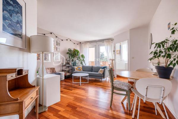 Découvrez ce DUPLEX au CALME situé au 2ème et dernier étage d'une résidence parfaitement entretenue à 8 min de la GARE (RER E) à pied - proche des écoles et commerces.

Il est composé d'une ENTRÉE, d'un SÉJOUR lumineux avec accès au BALCON, d'une CUISINE indépendante, et d'un WC.
À l'étage, un PALIER avec rangements, 2 CHAMBRES, dont une avec BALCON, une SALLE DE BAINS avec WC.

Une CAVE et une PLACE DE PARKING en sous-sol complètent ce bien.

LES PLUS :
• DUPLEX offrant une vraie séparation entre les espaces de vie et de nuit.
• 2 BALCONS.
• CAVE.
• PLACE DE PARKING.
• Résidence avec ASCENSEUR.
• DPE D.

Une vraie vie de quartier où tout se fait à pied : le RER E est à moins de 8 minutes, les écoles et les commerces sont au pied de l'immeuble, le tout porté par l'excellente dynamique immobilière et l'arrivée prochaine de la ligne 15 du Grand Paris Express.

Conseillère ouverte à l'inter-cabinet.