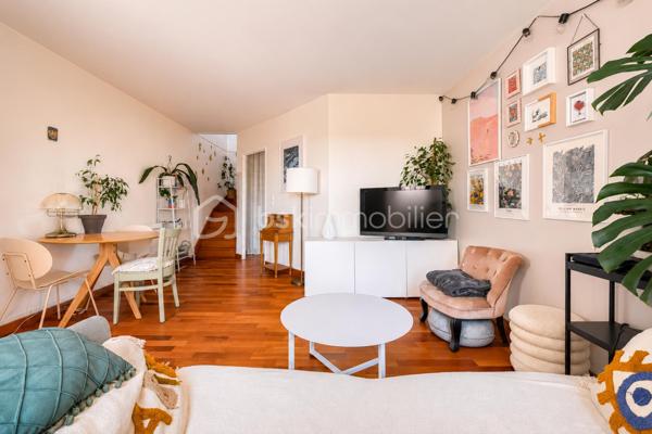 Découvrez ce DUPLEX au CALME situé au 2ème et dernier étage d'une résidence parfaitement entretenue à 8 min de la GARE (RER E) à pied - proche des écoles et commerces.

Il est composé d'une ENTRÉE, d'un SÉJOUR lumineux avec accès au BALCON, d'une CUISINE indépendante, et d'un WC.
À l'étage, un PALIER avec rangements, 2 CHAMBRES, dont une avec BALCON, une SALLE DE BAINS avec WC.

Une CAVE et une PLACE DE PARKING en sous-sol complètent ce bien.

LES PLUS :
• DUPLEX offrant une vraie séparation entre les espaces de vie et de nuit.
• 2 BALCONS.
• CAVE.
• PLACE DE PARKING.
• Résidence avec ASCENSEUR.
• DPE D.

Une vraie vie de quartier où tout se fait à pied : le RER E est à moins de 8 minutes, les écoles et les commerces sont au pied de l'immeuble, le tout porté par l'excellente dynamique immobilière et l'arrivée prochaine de la ligne 15 du Grand Paris Express.

Conseillère ouverte à l'inter-cabinet.