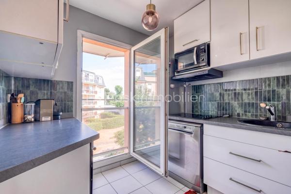 Découvrez ce DUPLEX au CALME situé au 2ème et dernier étage d'une résidence parfaitement entretenue à 8 min de la GARE (RER E) à pied - proche des écoles et commerces.

Il est composé d'une ENTRÉE, d'un SÉJOUR lumineux avec accès au BALCON, d'une CUISINE indépendante, et d'un WC.
À l'étage, un PALIER avec rangements, 2 CHAMBRES, dont une avec BALCON, une SALLE DE BAINS avec WC.

Une CAVE et une PLACE DE PARKING en sous-sol complètent ce bien.

LES PLUS :
• DUPLEX offrant une vraie séparation entre les espaces de vie et de nuit.
• 2 BALCONS.
• CAVE.
• PLACE DE PARKING.
• Résidence avec ASCENSEUR.
• DPE D.

Une vraie vie de quartier où tout se fait à pied : le RER E est à moins de 8 minutes, les écoles et les commerces sont au pied de l'immeuble, le tout porté par l'excellente dynamique immobilière et l'arrivée prochaine de la ligne 15 du Grand Paris Express.

Conseillère ouverte à l'inter-cabinet.