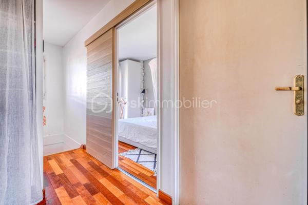 Découvrez ce DUPLEX au CALME situé au 2ème et dernier étage d'une résidence parfaitement entretenue à 8 min de la GARE (RER E) à pied - proche des écoles et commerces.

Il est composé d'une ENTRÉE, d'un SÉJOUR lumineux avec accès au BALCON, d'une CUISINE indépendante, et d'un WC.
À l'étage, un PALIER avec rangements, 2 CHAMBRES, dont une avec BALCON, une SALLE DE BAINS avec WC.

Une CAVE et une PLACE DE PARKING en sous-sol complètent ce bien.

LES PLUS :
• DUPLEX offrant une vraie séparation entre les espaces de vie et de nuit.
• 2 BALCONS.
• CAVE.
• PLACE DE PARKING.
• Résidence avec ASCENSEUR.
• DPE D.

Une vraie vie de quartier où tout se fait à pied : le RER E est à moins de 8 minutes, les écoles et les commerces sont au pied de l'immeuble, le tout porté par l'excellente dynamique immobilière et l'arrivée prochaine de la ligne 15 du Grand Paris Express.

Conseillère ouverte à l'inter-cabinet.