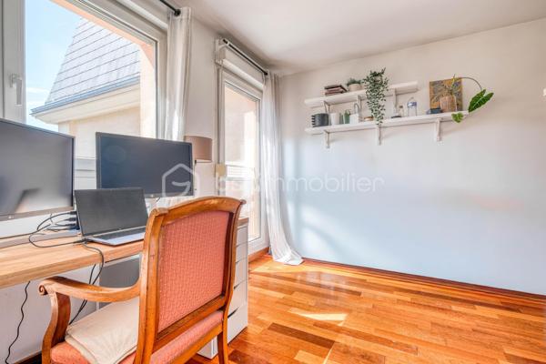 Découvrez ce DUPLEX au CALME situé au 2ème et dernier étage d'une résidence parfaitement entretenue à 8 min de la GARE (RER E) à pied - proche des écoles et commerces.

Il est composé d'une ENTRÉE, d'un SÉJOUR lumineux avec accès au BALCON, d'une CUISINE indépendante, et d'un WC.
À l'étage, un PALIER avec rangements, 2 CHAMBRES, dont une avec BALCON, une SALLE DE BAINS avec WC.

Une CAVE et une PLACE DE PARKING en sous-sol complètent ce bien.

LES PLUS :
• DUPLEX offrant une vraie séparation entre les espaces de vie et de nuit.
• 2 BALCONS.
• CAVE.
• PLACE DE PARKING.
• Résidence avec ASCENSEUR.
• DPE D.

Une vraie vie de quartier où tout se fait à pied : le RER E est à moins de 8 minutes, les écoles et les commerces sont au pied de l'immeuble, le tout porté par l'excellente dynamique immobilière et l'arrivée prochaine de la ligne 15 du Grand Paris Express.

Conseillère ouverte à l'inter-cabinet.