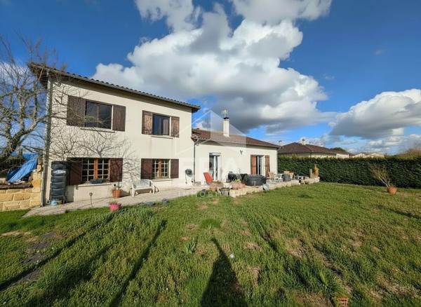 Maison à vendre spacieuse à Montpon-Ménestérol en Dordogne- 4 chambres et jardin