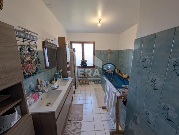 Maison à vendre spacieuse à Montpon-Ménestérol en Dordogne- 4 chambres et jardin