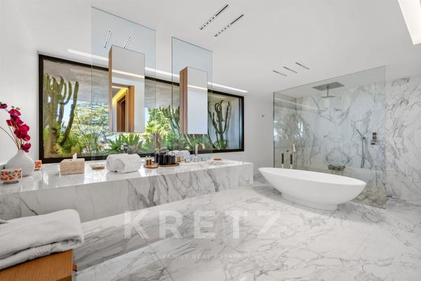 Villa unique à Cannes, 1 130 m² avec vue mer panoramique