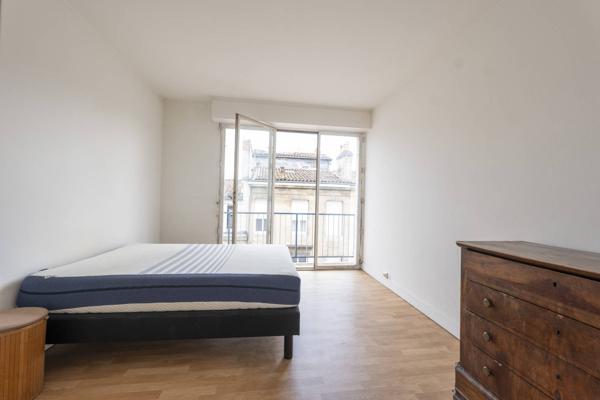 A VENDRE BORDEAUX SAINT-SEURIN APPARTEMENT DEUX OU TROIS PIECES AVEC ASCENSEUR GARDIEN CAVE ET LOCAL VELO