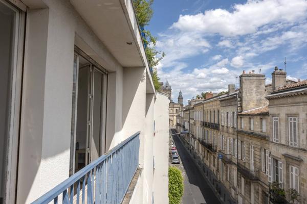 A VENDRE BORDEAUX SAINT-SEURIN APPARTEMENT DEUX OU TROIS PIECES AVEC ASCENSEUR GARDIEN CAVE ET LOCAL VELO