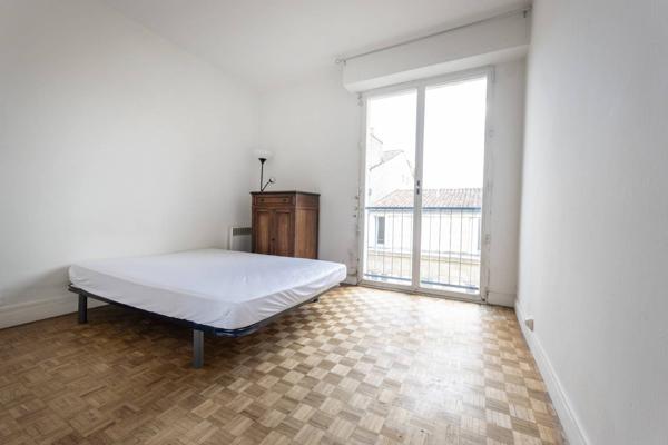 A VENDRE BORDEAUX SAINT-SEURIN APPARTEMENT DEUX OU TROIS PIECES AVEC ASCENSEUR GARDIEN CAVE ET LOCAL VELO