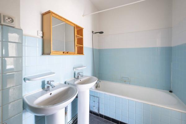 A VENDRE BORDEAUX SAINT-SEURIN APPARTEMENT DEUX OU TROIS PIECES AVEC ASCENSEUR GARDIEN CAVE ET LOCAL VELO