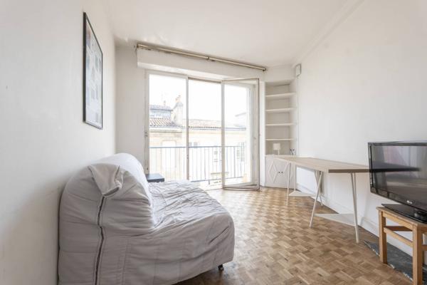 A VENDRE BORDEAUX SAINT-SEURIN APPARTEMENT DEUX OU TROIS PIECES AVEC ASCENSEUR GARDIEN CAVE ET LOCAL VELO