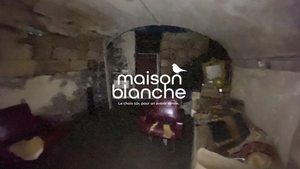 VIEUX BORDEAUX QUARTIER DE LA GROSSE CLOCHE:MURS COMMERCIAUX 70m2+68m2 de caves LIBRES!