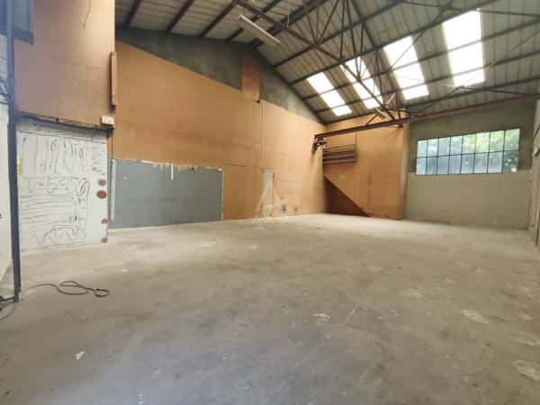 GILLY-SUR-ISÈRE (73200) – Entrepôt / Garage de 142 m² – Accès poids lourds