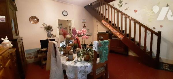 Maison de ville proche commerces comprenant garage, jardin, trois chambres,