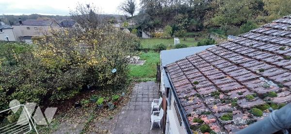 Maison de ville proche commerces comprenant garage, jardin, trois chambres,