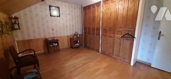 Maison de ville proche commerces comprenant garage, jardin, trois chambres,