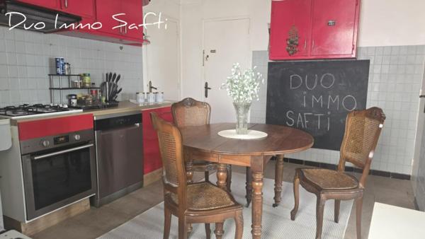 Maison 4 pièces avec véranda, caves, garage et stationnement.