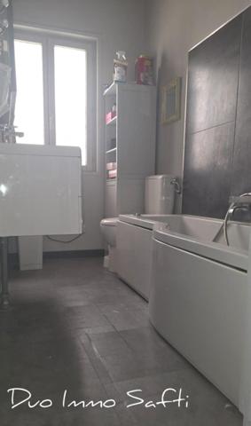 Maison 4 pièces avec véranda, caves, garage et stationnement.