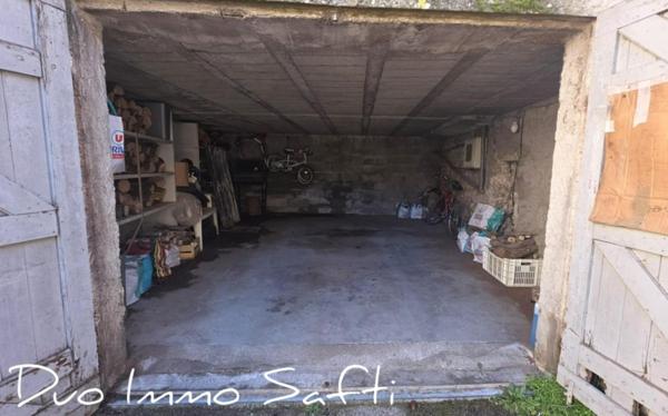 Maison 4 pièces avec véranda, caves, garage et stationnement.