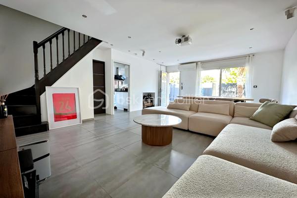En exclusivité, dans l’un des secteurs les plus recherchés de Mériel, à seulement deux minutes à pied de la gare, cette maison de 97 m² au sol (83 m² habitable), construite en 2011, est située dans un environnement calme et résidentiel. Ne nécessitant aucun travaux, elle conjugue confort et fonctionnalité avec un DPE classé C et une pompe à chaleur air-air.

Le rez-de-chaussée comprend un séjour lumineux de 34 m², une cuisine séparée de 11 m², un hammam ainsi que des toilettes séparées. À l’étage, un palier dessert deux chambres de 15 m² et 23 m², une salle d’eau et des toilettes séparées.

À l’extérieur, un jardin de 51 m² avec terrasse ainsi que deux places de stationnement complètent ce bien. 

À proximité immédiate des commerces, des écoles et des bords de l’Oise, cette maison allie volume et fonctionnalité et offre un cadre de vie privilégié, à la fois paisible et parfaitement desservi. 

La gare de Mériel, desservie par la ligne H, permet de rejoindre Gare du Nord en 40 minutes.