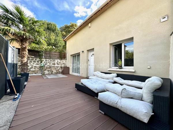 En exclusivité, dans l’un des secteurs les plus recherchés de Mériel, à seulement deux minutes à pied de la gare, cette maison de 97 m² au sol (83 m² habitable), construite en 2011, est située dans un environnement calme et résidentiel. Ne nécessitant aucun travaux, elle conjugue confort et fonctionnalité avec un DPE classé C et une pompe à chaleur air-air.

Le rez-de-chaussée comprend un séjour lumineux de 34 m², une cuisine séparée de 11 m², un hammam ainsi que des toilettes séparées. À l’étage, un palier dessert deux chambres de 15 m² et 23 m², une salle d’eau et des toilettes séparées.

À l’extérieur, un jardin de 51 m² avec terrasse ainsi que deux places de stationnement complètent ce bien. 

À proximité immédiate des commerces, des écoles et des bords de l’Oise, cette maison allie volume et fonctionnalité et offre un cadre de vie privilégié, à la fois paisible et parfaitement desservi. 

La gare de Mériel, desservie par la ligne H, permet de rejoindre Gare du Nord en 40 minutes.
