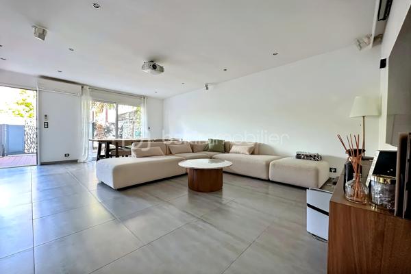 En exclusivité, dans l’un des secteurs les plus recherchés de Mériel, à seulement deux minutes à pied de la gare, cette maison de 97 m² au sol (83 m² habitable), construite en 2011, est située dans un environnement calme et résidentiel. Ne nécessitant aucun travaux, elle conjugue confort et fonctionnalité avec un DPE classé C et une pompe à chaleur air-air.

Le rez-de-chaussée comprend un séjour lumineux de 34 m², une cuisine séparée de 11 m², un hammam ainsi que des toilettes séparées. À l’étage, un palier dessert deux chambres de 15 m² et 23 m², une salle d’eau et des toilettes séparées.

À l’extérieur, un jardin de 51 m² avec terrasse ainsi que deux places de stationnement complètent ce bien. 

À proximité immédiate des commerces, des écoles et des bords de l’Oise, cette maison allie volume et fonctionnalité et offre un cadre de vie privilégié, à la fois paisible et parfaitement desservi. 

La gare de Mériel, desservie par la ligne H, permet de rejoindre Gare du Nord en 40 minutes.