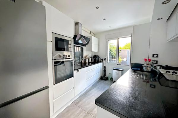 En exclusivité, dans l’un des secteurs les plus recherchés de Mériel, à seulement deux minutes à pied de la gare, cette maison de 97 m² au sol (83 m² habitable), construite en 2011, est située dans un environnement calme et résidentiel. Ne nécessitant aucun travaux, elle conjugue confort et fonctionnalité avec un DPE classé C et une pompe à chaleur air-air.

Le rez-de-chaussée comprend un séjour lumineux de 34 m², une cuisine séparée de 11 m², un hammam ainsi que des toilettes séparées. À l’étage, un palier dessert deux chambres de 15 m² et 23 m², une salle d’eau et des toilettes séparées.

À l’extérieur, un jardin de 51 m² avec terrasse ainsi que deux places de stationnement complètent ce bien. 

À proximité immédiate des commerces, des écoles et des bords de l’Oise, cette maison allie volume et fonctionnalité et offre un cadre de vie privilégié, à la fois paisible et parfaitement desservi. 

La gare de Mériel, desservie par la ligne H, permet de rejoindre Gare du Nord en 40 minutes.