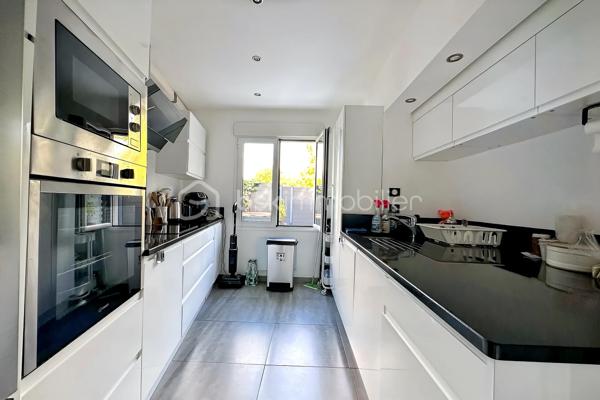 En exclusivité, dans l’un des secteurs les plus recherchés de Mériel, à seulement deux minutes à pied de la gare, cette maison de 97 m² au sol (83 m² habitable), construite en 2011, est située dans un environnement calme et résidentiel. Ne nécessitant aucun travaux, elle conjugue confort et fonctionnalité avec un DPE classé C et une pompe à chaleur air-air.

Le rez-de-chaussée comprend un séjour lumineux de 34 m², une cuisine séparée de 11 m², un hammam ainsi que des toilettes séparées. À l’étage, un palier dessert deux chambres de 15 m² et 23 m², une salle d’eau et des toilettes séparées.

À l’extérieur, un jardin de 51 m² avec terrasse ainsi que deux places de stationnement complètent ce bien. 

À proximité immédiate des commerces, des écoles et des bords de l’Oise, cette maison allie volume et fonctionnalité et offre un cadre de vie privilégié, à la fois paisible et parfaitement desservi. 

La gare de Mériel, desservie par la ligne H, permet de rejoindre Gare du Nord en 40 minutes.