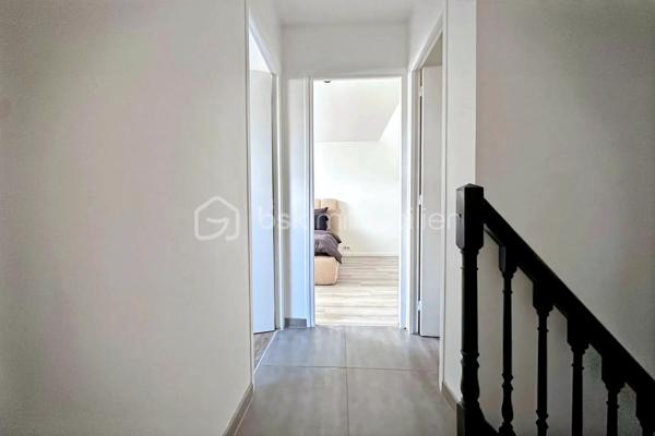 En exclusivité, dans l’un des secteurs les plus recherchés de Mériel, à seulement deux minutes à pied de la gare, cette maison de 97 m² au sol (83 m² habitable), construite en 2011, est située dans un environnement calme et résidentiel. Ne nécessitant aucun travaux, elle conjugue confort et fonctionnalité avec un DPE classé C et une pompe à chaleur air-air.

Le rez-de-chaussée comprend un séjour lumineux de 34 m², une cuisine séparée de 11 m², un hammam ainsi que des toilettes séparées. À l’étage, un palier dessert deux chambres de 15 m² et 23 m², une salle d’eau et des toilettes séparées.

À l’extérieur, un jardin de 51 m² avec terrasse ainsi que deux places de stationnement complètent ce bien. 

À proximité immédiate des commerces, des écoles et des bords de l’Oise, cette maison allie volume et fonctionnalité et offre un cadre de vie privilégié, à la fois paisible et parfaitement desservi. 

La gare de Mériel, desservie par la ligne H, permet de rejoindre Gare du Nord en 40 minutes.