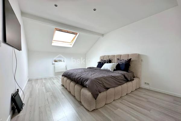 En exclusivité, dans l’un des secteurs les plus recherchés de Mériel, à seulement deux minutes à pied de la gare, cette maison de 97 m² au sol (83 m² habitable), construite en 2011, est située dans un environnement calme et résidentiel. Ne nécessitant aucun travaux, elle conjugue confort et fonctionnalité avec un DPE classé C et une pompe à chaleur air-air.

Le rez-de-chaussée comprend un séjour lumineux de 34 m², une cuisine séparée de 11 m², un hammam ainsi que des toilettes séparées. À l’étage, un palier dessert deux chambres de 15 m² et 23 m², une salle d’eau et des toilettes séparées.

À l’extérieur, un jardin de 51 m² avec terrasse ainsi que deux places de stationnement complètent ce bien. 

À proximité immédiate des commerces, des écoles et des bords de l’Oise, cette maison allie volume et fonctionnalité et offre un cadre de vie privilégié, à la fois paisible et parfaitement desservi. 

La gare de Mériel, desservie par la ligne H, permet de rejoindre Gare du Nord en 40 minutes.
