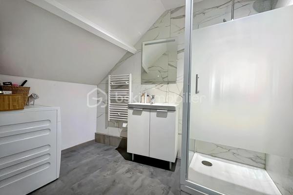 En exclusivité, dans l’un des secteurs les plus recherchés de Mériel, à seulement deux minutes à pied de la gare, cette maison de 97 m² au sol (83 m² habitable), construite en 2011, est située dans un environnement calme et résidentiel. Ne nécessitant aucun travaux, elle conjugue confort et fonctionnalité avec un DPE classé C et une pompe à chaleur air-air.

Le rez-de-chaussée comprend un séjour lumineux de 34 m², une cuisine séparée de 11 m², un hammam ainsi que des toilettes séparées. À l’étage, un palier dessert deux chambres de 15 m² et 23 m², une salle d’eau et des toilettes séparées.

À l’extérieur, un jardin de 51 m² avec terrasse ainsi que deux places de stationnement complètent ce bien. 

À proximité immédiate des commerces, des écoles et des bords de l’Oise, cette maison allie volume et fonctionnalité et offre un cadre de vie privilégié, à la fois paisible et parfaitement desservi. 

La gare de Mériel, desservie par la ligne H, permet de rejoindre Gare du Nord en 40 minutes.