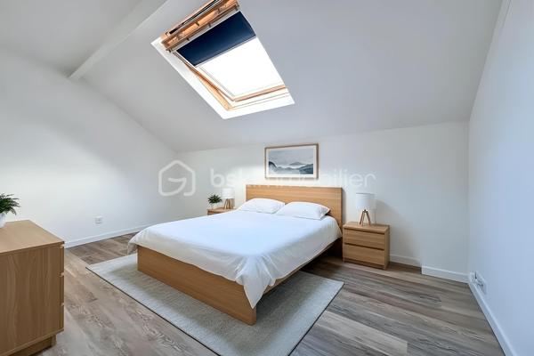 En exclusivité, dans l’un des secteurs les plus recherchés de Mériel, à seulement deux minutes à pied de la gare, cette maison de 97 m² au sol (83 m² habitable), construite en 2011, est située dans un environnement calme et résidentiel. Ne nécessitant aucun travaux, elle conjugue confort et fonctionnalité avec un DPE classé C et une pompe à chaleur air-air.

Le rez-de-chaussée comprend un séjour lumineux de 34 m², une cuisine séparée de 11 m², un hammam ainsi que des toilettes séparées. À l’étage, un palier dessert deux chambres de 15 m² et 23 m², une salle d’eau et des toilettes séparées.

À l’extérieur, un jardin de 51 m² avec terrasse ainsi que deux places de stationnement complètent ce bien. 

À proximité immédiate des commerces, des écoles et des bords de l’Oise, cette maison allie volume et fonctionnalité et offre un cadre de vie privilégié, à la fois paisible et parfaitement desservi. 

La gare de Mériel, desservie par la ligne H, permet de rejoindre Gare du Nord en 40 minutes.