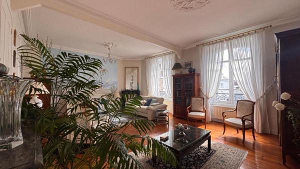 Magnifique Appartement de type Haussmannien 170 m2, garage et parking en plein centre!