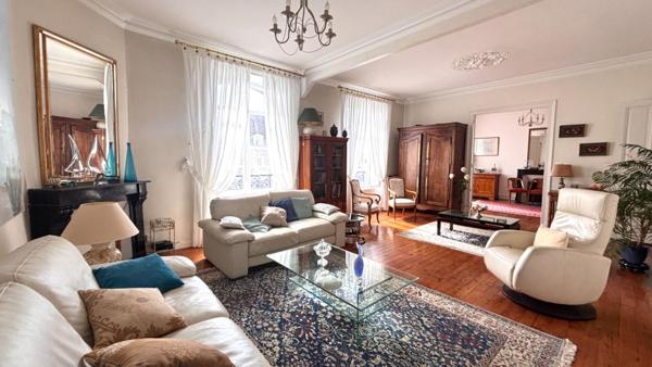Magnifique Appartement de type Haussmannien 170 m2, garage et parking en plein centre!