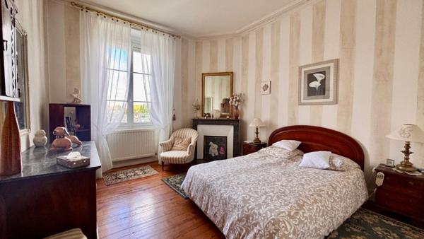 Magnifique Appartement de type Haussmannien 170 m2, garage et parking en plein centre!