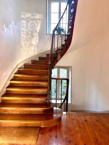 Magnifique Appartement de type Haussmannien 170 m2, garage et parking en plein centre!
