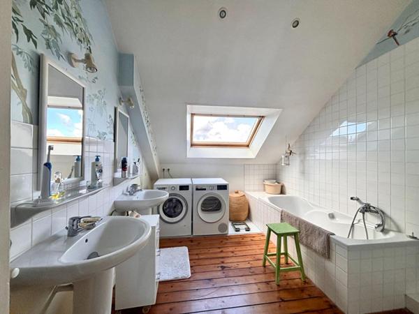 Magnifique Appartement de type Haussmannien 170 m2, garage et parking en plein centre!