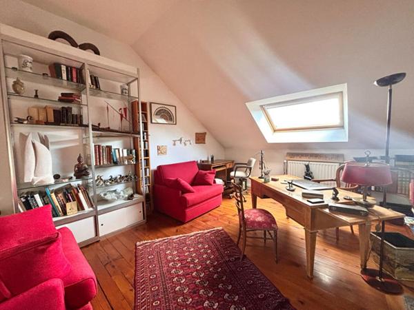 Magnifique Appartement de type Haussmannien 170 m2, garage et parking en plein centre!