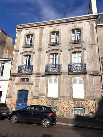 Magnifique Appartement de type Haussmannien 170 m2, garage et parking en plein centre!