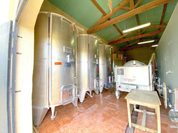 Uzès-Avignon, Medaille d'Or Cotes du Rhone. Propriété, Domaine viticole, dimension familiale, 12 ha AOP, villa Uzès (30700)